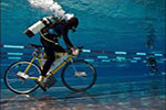 لعبة ركوب الدراجات تحت الماء